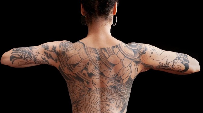 背部可爱的日式莲花黑灰纹身图案