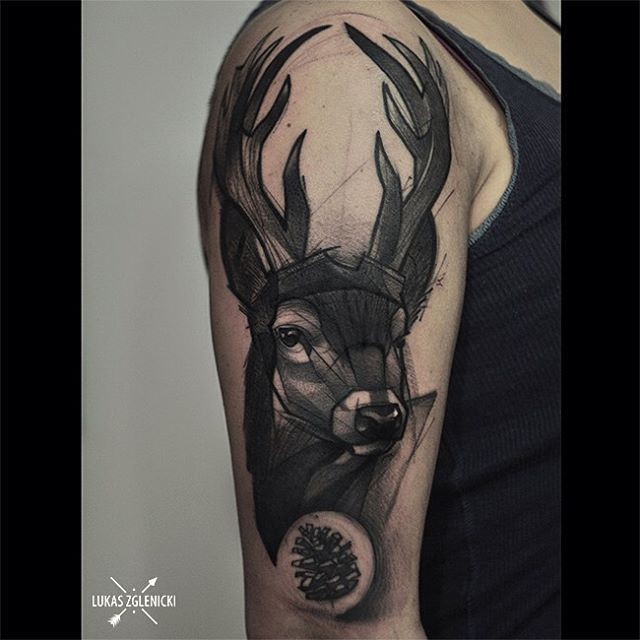 大臂素描式黑色鹿头纹身图案