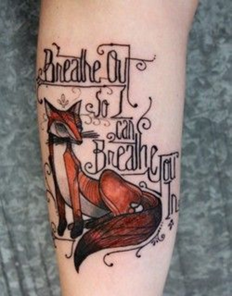 手臂彩色的小狐狸与字母纹身图案