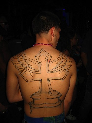 背部黑色线条十字架墓碑和翅膀纹身图案