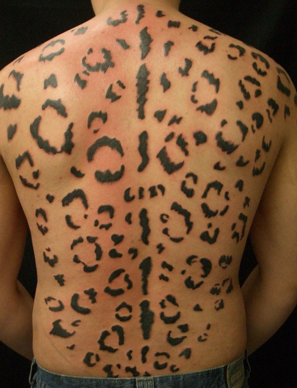 满背黑色的豹纹个性纹身图案