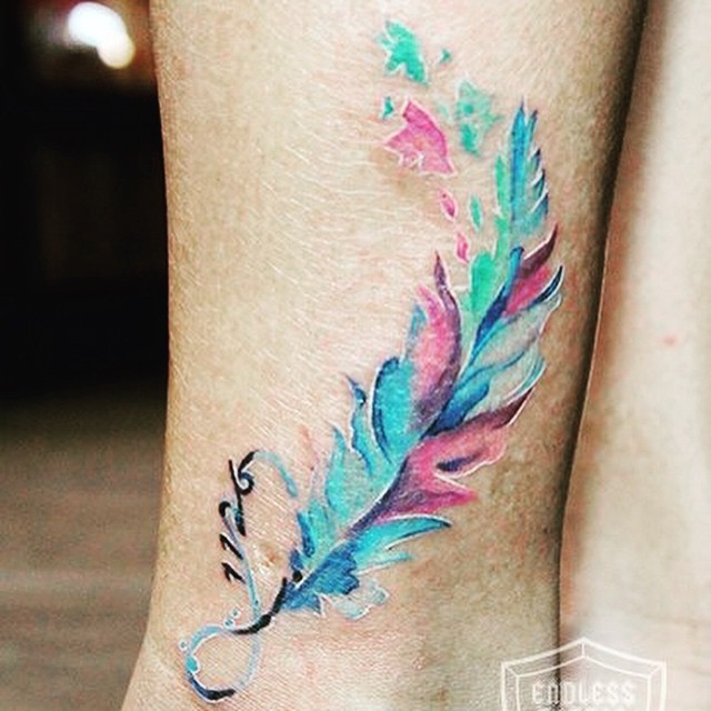 小腿漂亮的彩色羽毛个性纹身图案