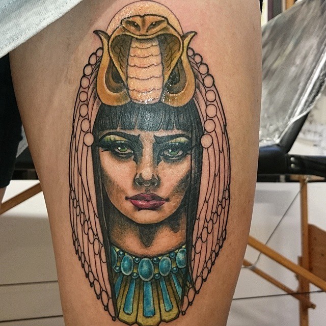 大腿难以置信的彩色埃及女人肖像纹身图案