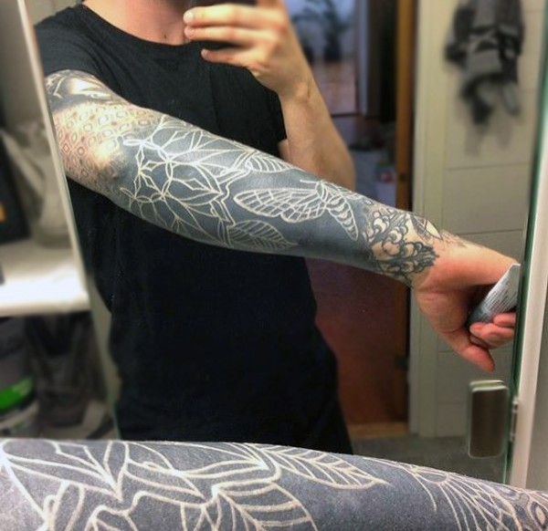 手臂简约的黑白蝴蝶花纹身图案