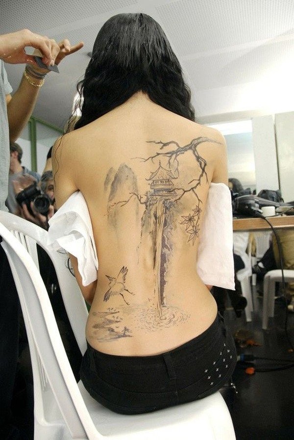 女生背部亚洲风格水墨山水画纹身图案