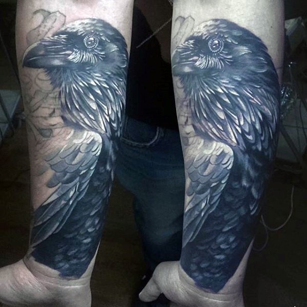 黑色乌鸦和白色翅膀手臂纹身图案