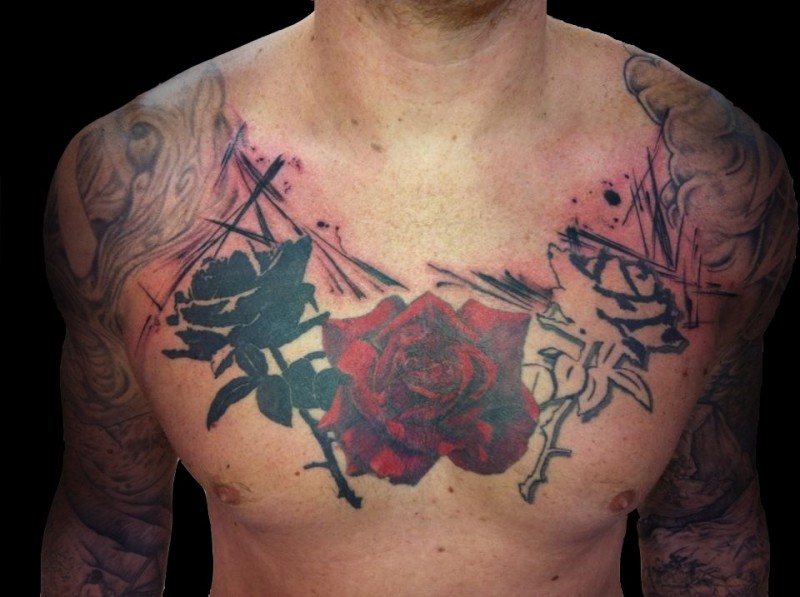 男性胸部彩色的美丽玫瑰纹身图案