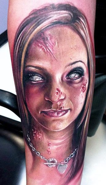 手臂彩色逼真的女性僵尸纹身图案