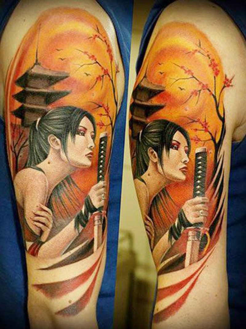 大臂五彩的精美亚洲女人与剑纹身图案