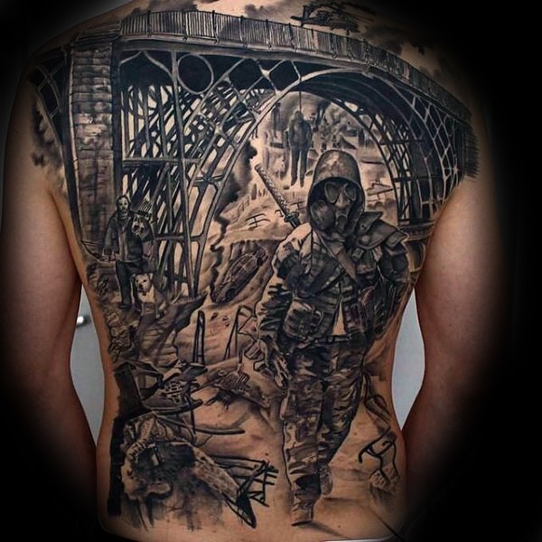 背部黑色的旧桥与士兵防毒面具纹身图案