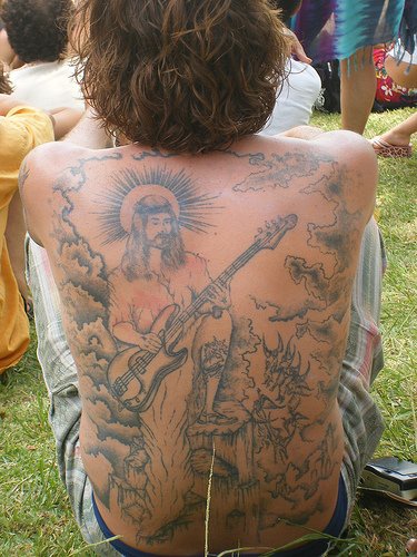耶稣在背上弹吉他纹身图案