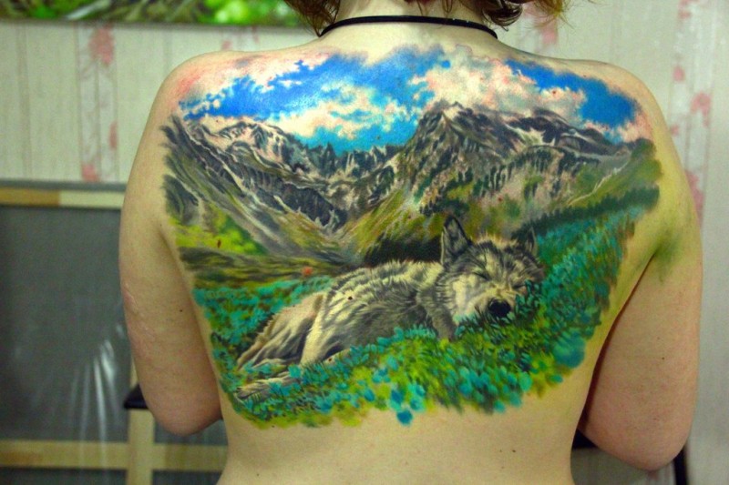 背部时尚自然的写实风格狼和草地纹身图案