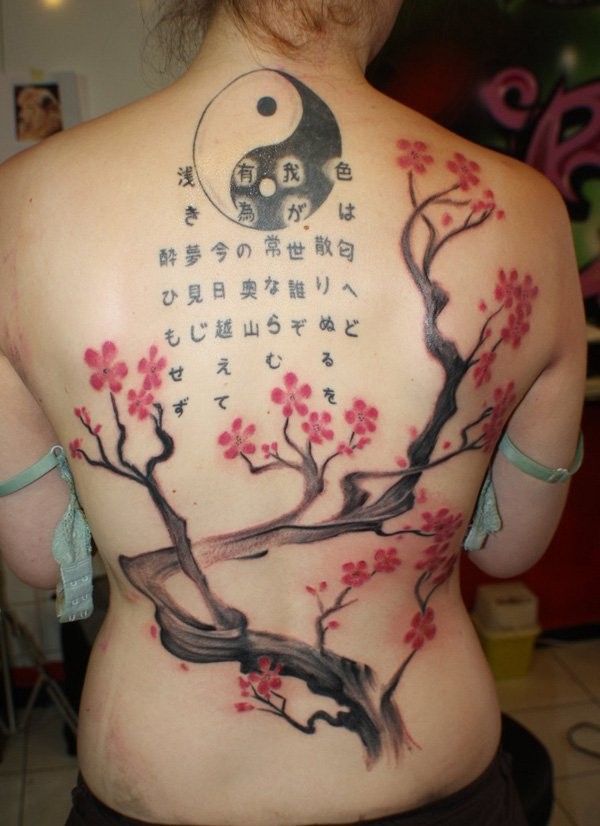 背部日本传统色的阴阳八卦和樱花树字符纹身图案