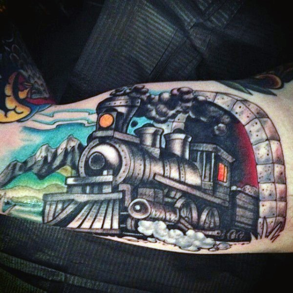 手臂卡通风格彩色的蒸汽火车和隧道纹身图案