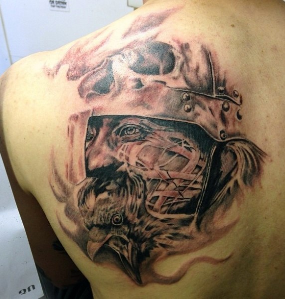 背部黑灰令人毛骨悚然的战士纹身图案