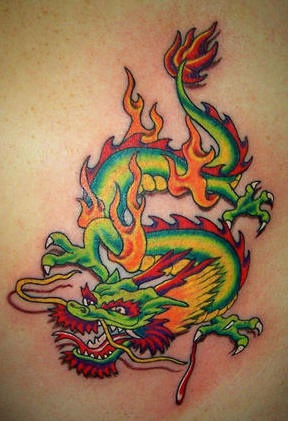 亚洲绿色的龙和火焰纹身图案