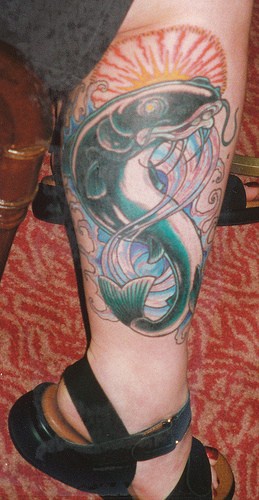 小腿美丽的鲶鱼在水中纹身图案
