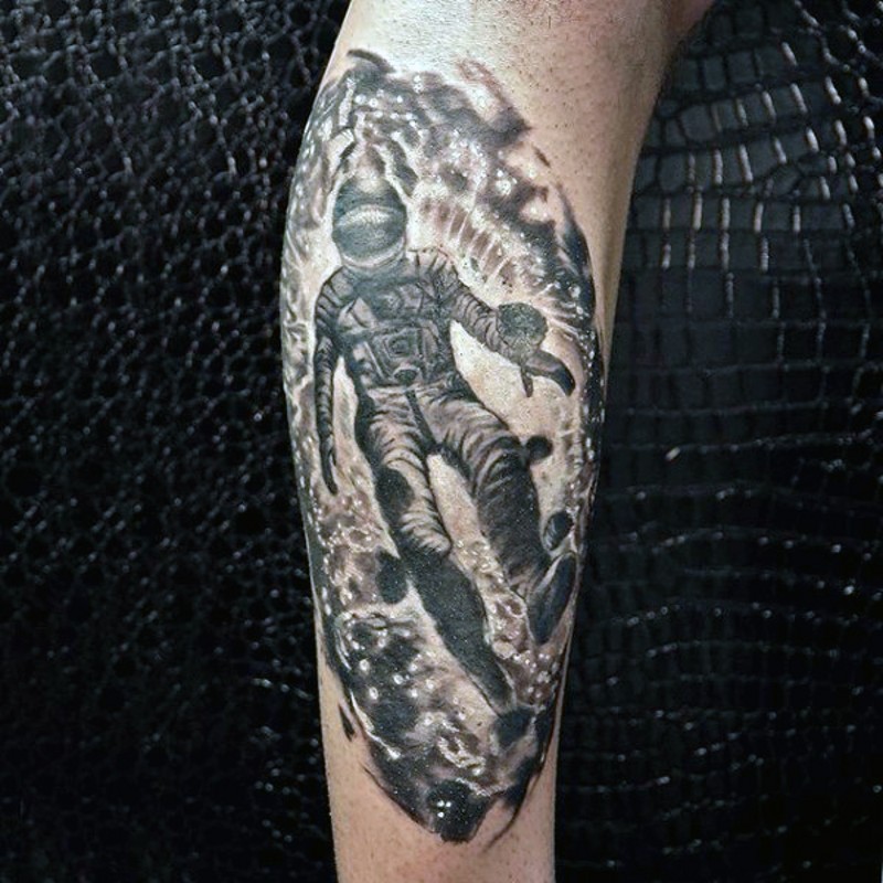 手臂黑灰宇航员和太空纹身图案