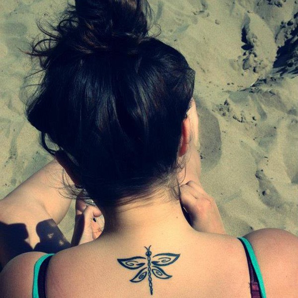 背部优雅的黑色简约蜻蜓纹身图案
