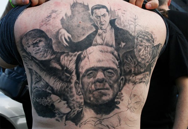 背部惊人的黑白写实恐怖电影人物纹身图案