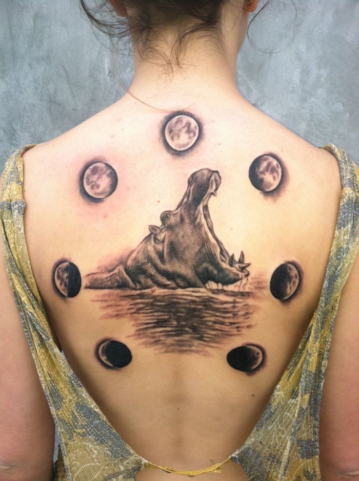 背部哭泣河马和月亮纹身图案