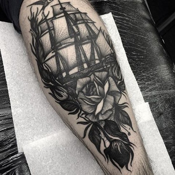 小腿雕刻风格黑色帆船与玫瑰纹身图案