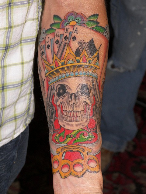 手臂国王骷髅皇冠和扑克牌纹身图案