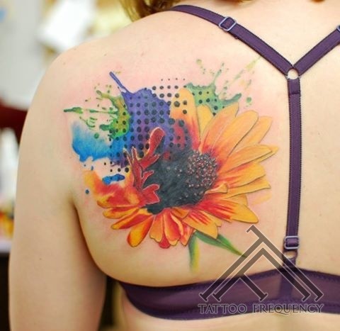 背部new school彩色鲜艳的花朵纹身图案