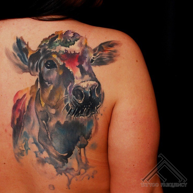 背部好看的水彩画风格大奶牛纹身图案