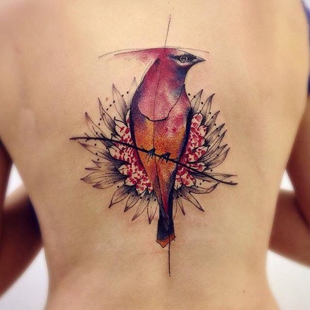 背部彩色的小鸟与大花朵纹身图案