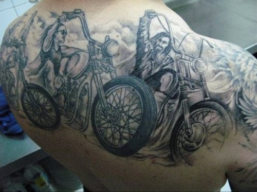 背部黑灰摩托车爱好者纹身图案