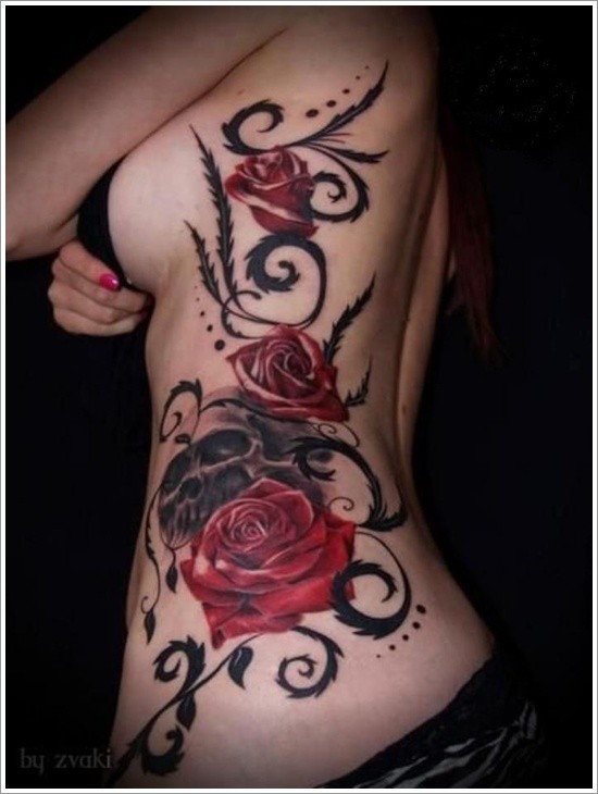 侧肋华丽的大红色玫瑰与骷髅纹身图案