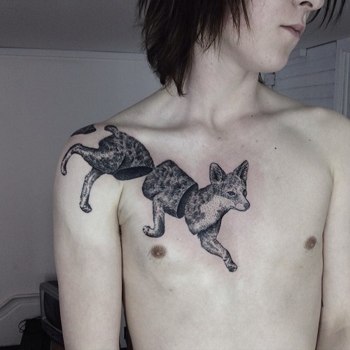 超现实主义风格胸部黑色狐狸纹身图案