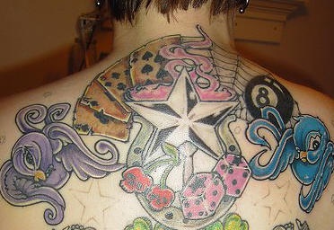 背部彩色的多米诺和五角星纹身图案