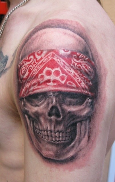 大臂骷髅和红色头巾纹身图案