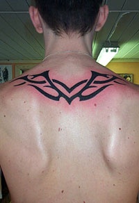 背部的黑色翅膀部落图腾纹身图案