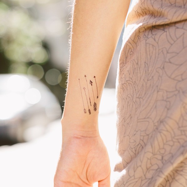 女孩手腕上的五个小箭头纹身图案