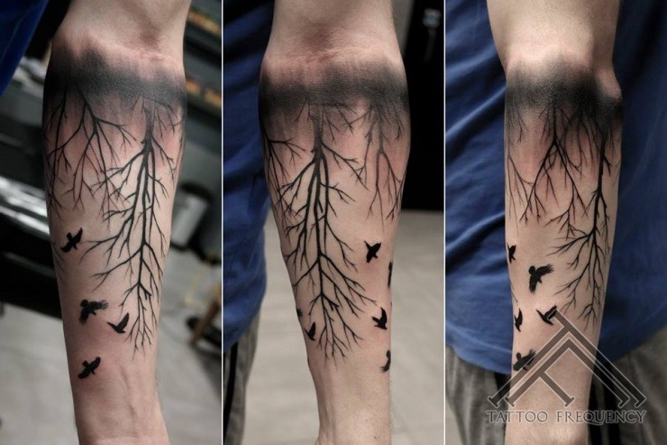 小臂黑色森林与鸟类纹身图案