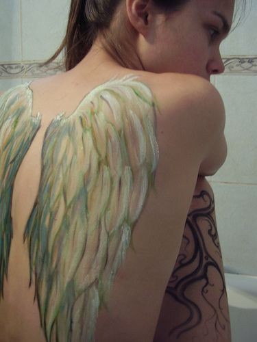 女生背部精美的白色的翅膀纹身图案