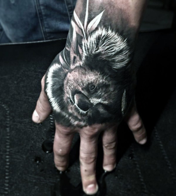 手背栩栩如生的黑白考拉熊纹身图案