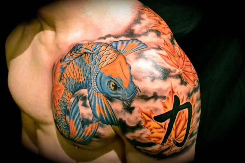 胸部亚洲风格的彩色鲤鱼与树叶汉字纹身图案