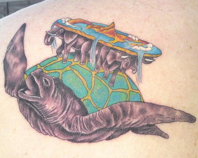 背部彩色的乌龟与大象创意纹身图案