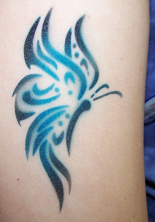 蓝色的凯尔特蝴蝶小腿纹身图案