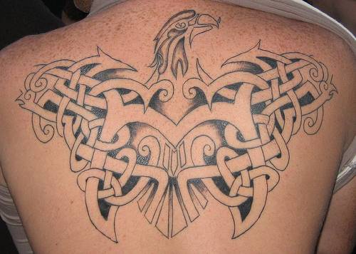 背部黑色雄鹰与凯尔特结纹身图案