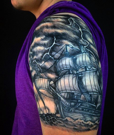 大臂美丽的黑白古老帆船与闪电肩纹身图案