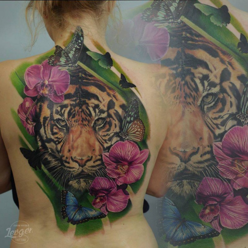 背部插画风格老虎与花朵蝴蝶彩绘纹身图案