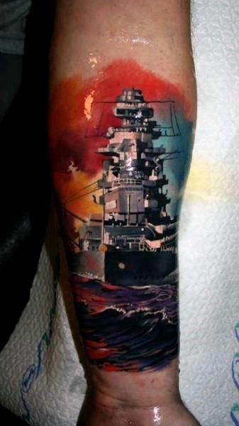 手臂美丽的彩色大海和军舰纹身图案
