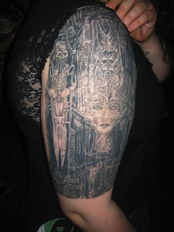 大臂美妙的黑色有骨骼和机械女孩纹身图案