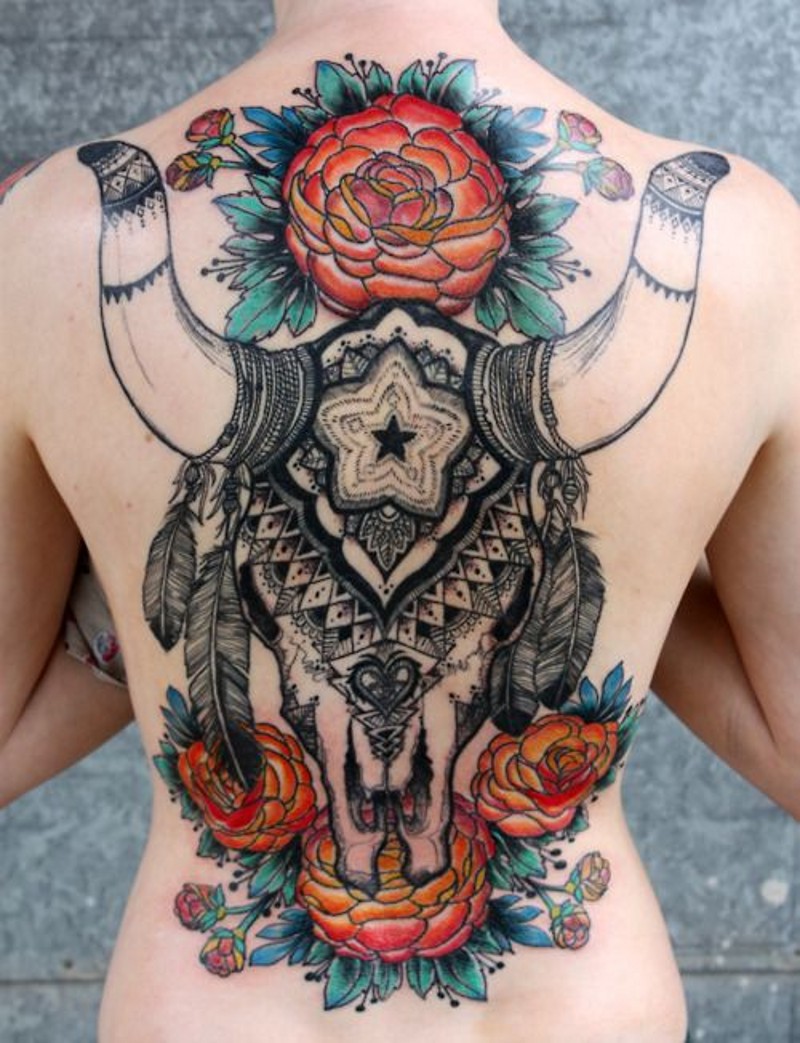 背部巨型公牛头骨与和羽毛花朵纹身图案