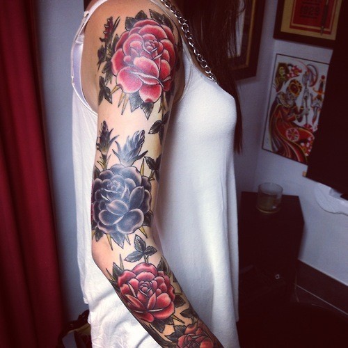 手臂上的彩色玫瑰纹身图案